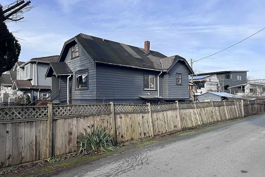 175 E 39th Avenue Vancouver, BC - 2