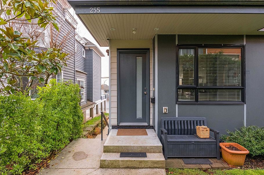 255 E 6th Street North Vancouver, BC - 31