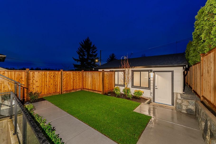 3537 Cambridge Street Vancouver, BC - 35