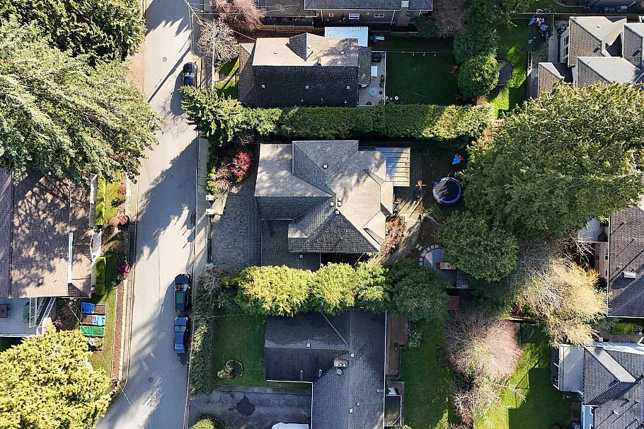 3263 Norwood Avenue North Vancouver, BC - 39