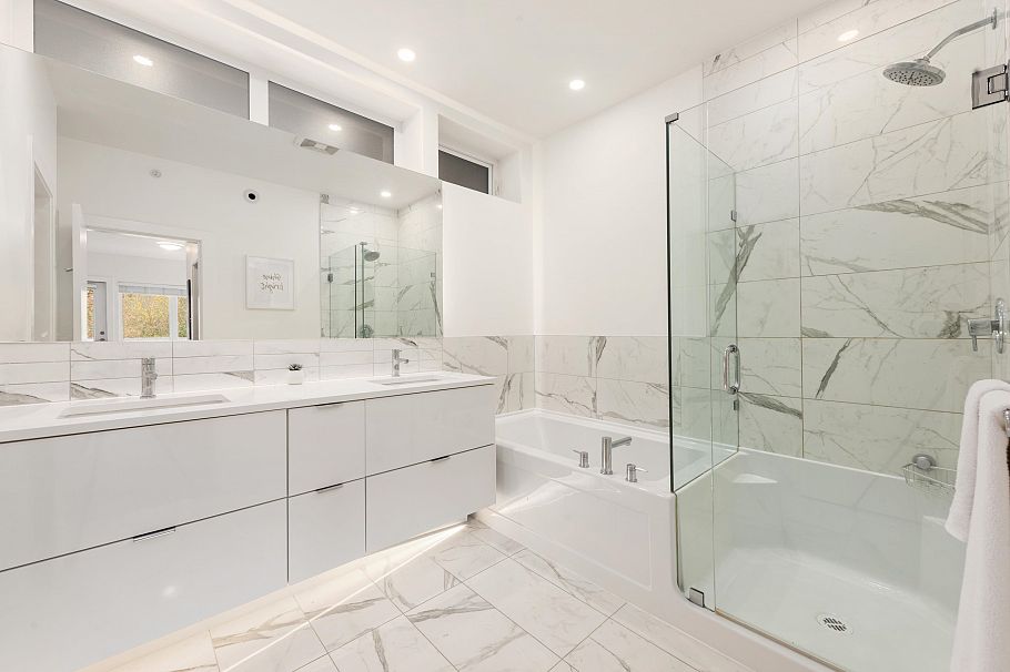 3 3595 Salal Drive North Vancouver, BC - 21