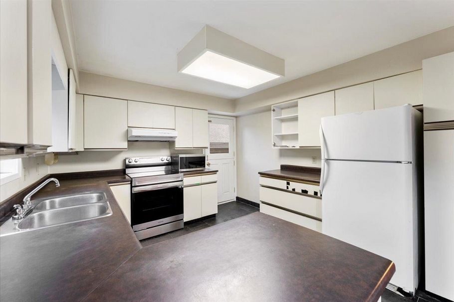 1064 Ruthina Avenue North Vancouver, BC - 22