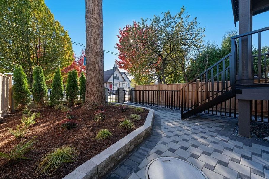 1 2447 E 41st Avenue Vancouver, BC - 3