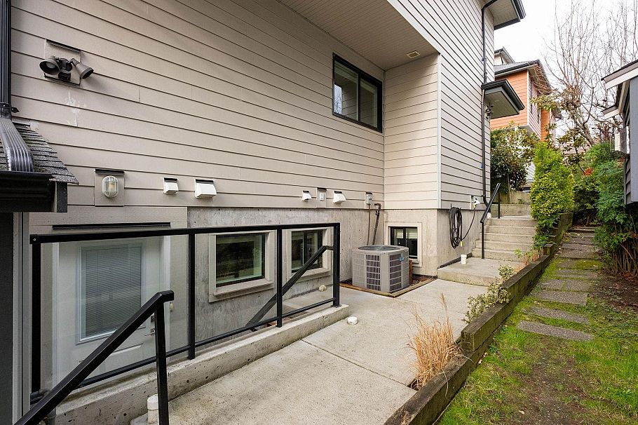 255 E 6th Street North Vancouver, BC - 32