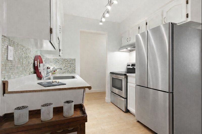 101 2910 Ontario Street Vancouver, BC - 1