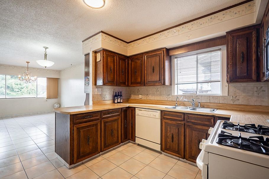 3205 E 3rd Avenue Vancouver, BC - 9