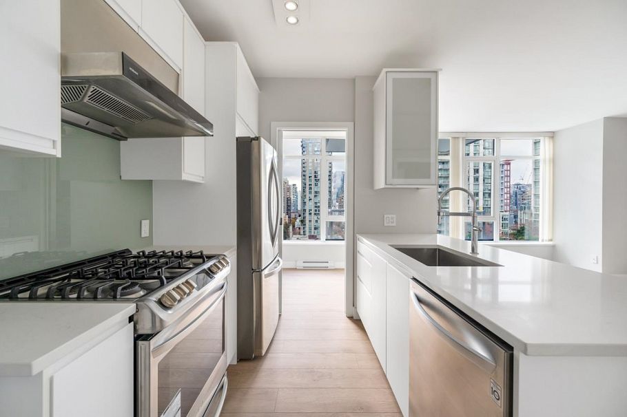 907 480 Robson Street Vancouver, BC - 3