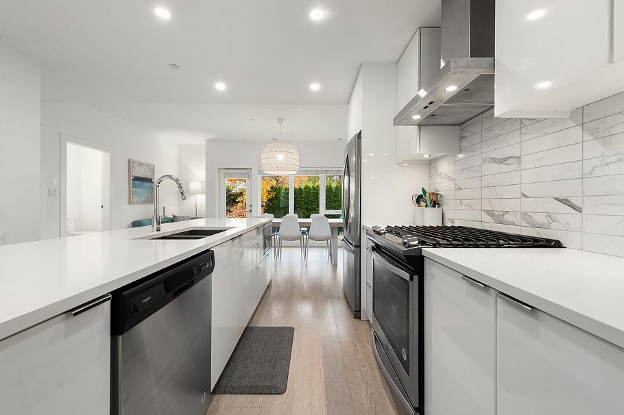 3 3595 Salal Drive North Vancouver, BC - 17