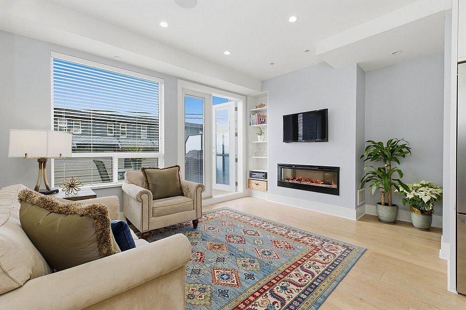 255 E 6th Street North Vancouver, BC - 2