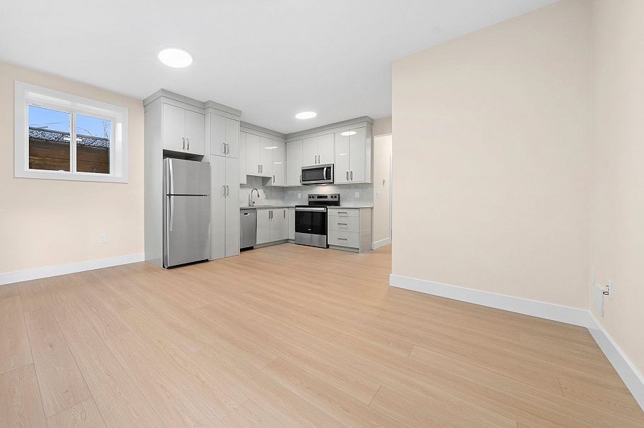 361 E 22nd Street North Vancouver, BC - 23