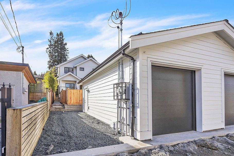 2153 E 20th Avenue Vancouver, BC - 32