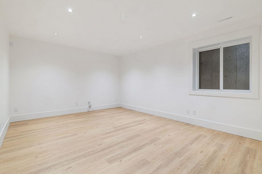 1232 Wellington Drive North Vancouver, BC - 32