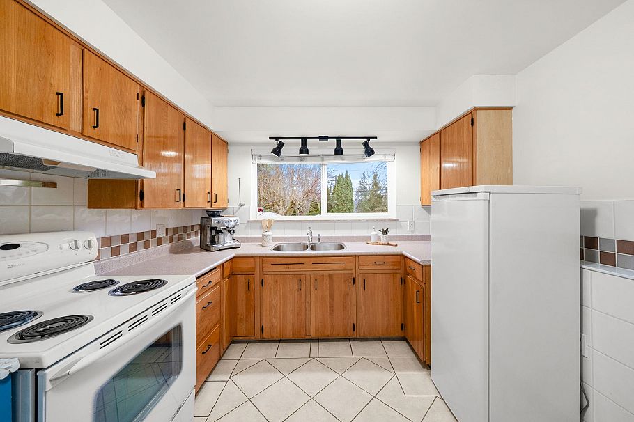 4174 Dollarton Highway North Vancouver, BC - 18