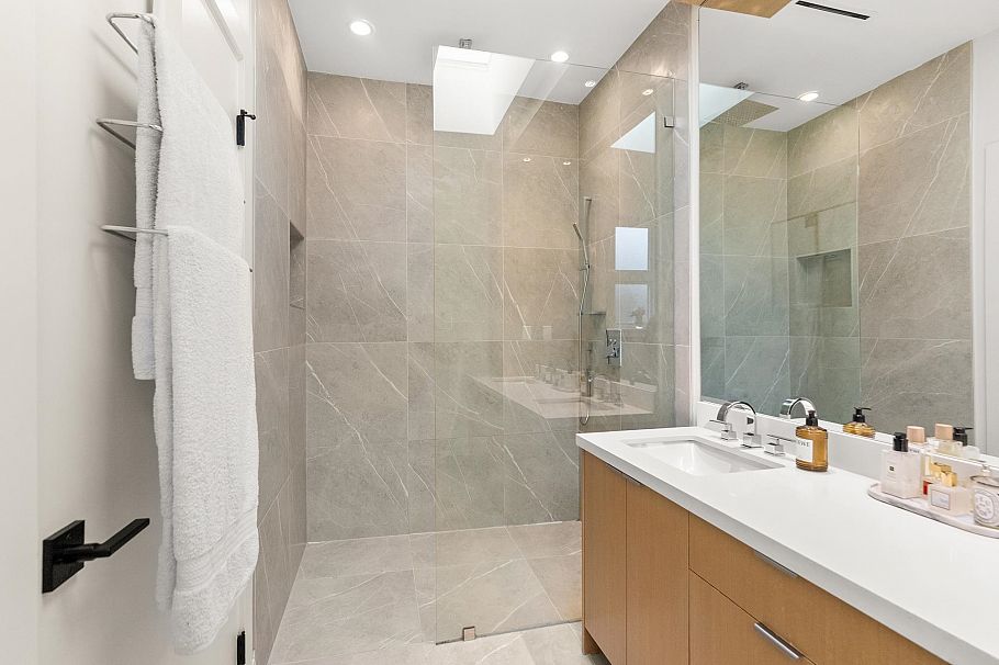 3123 W 16th Avenue Vancouver, BC - 26