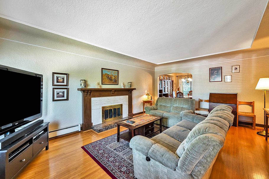 3778 Triumph Street Burnaby, BC - 2