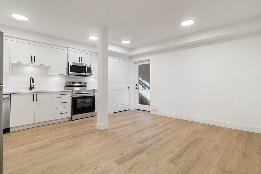 1232 Wellington Drive North Vancouver, BC - 34