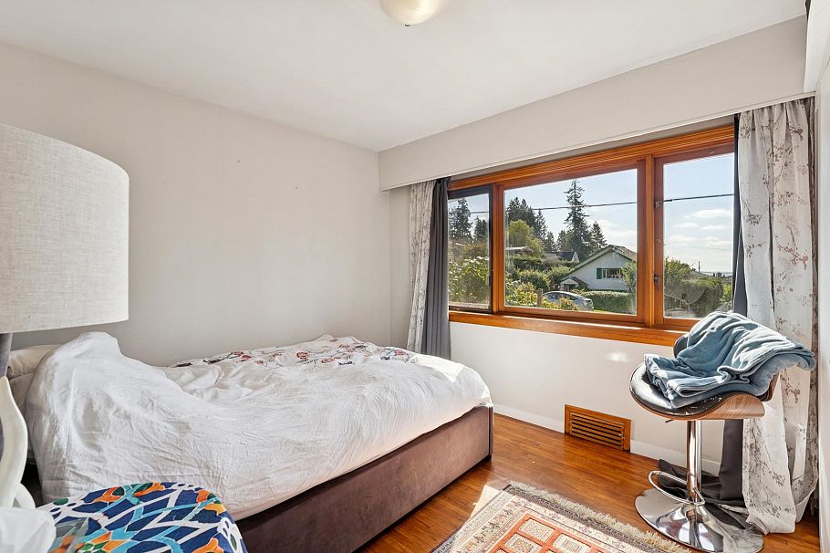 430 W Kings Road North Vancouver, BC - 12