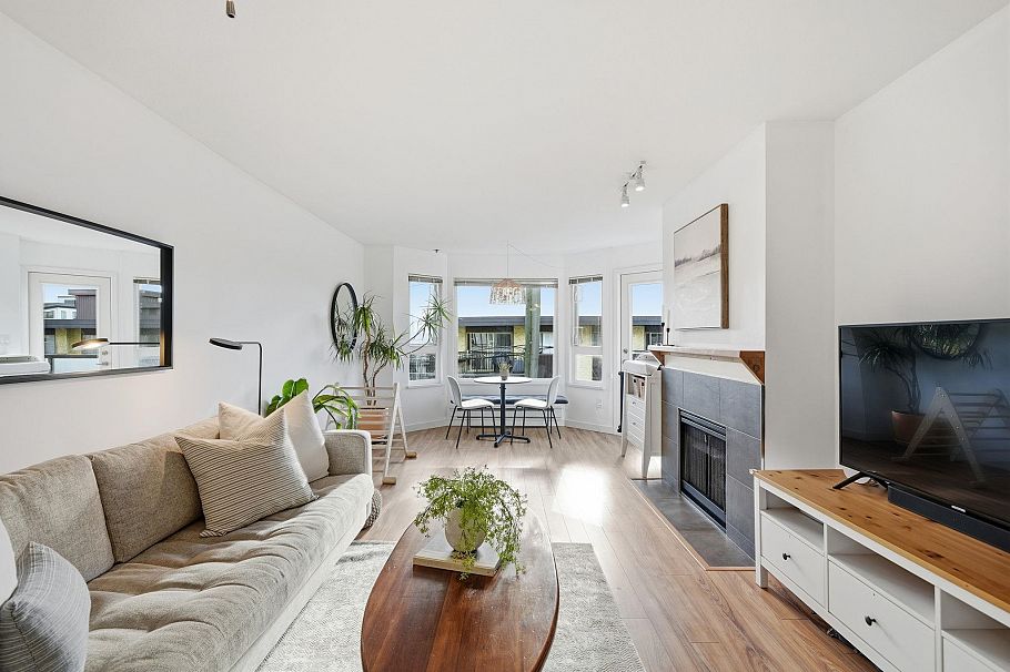 204 315 E 3rd Street North Vancouver, BC - 1