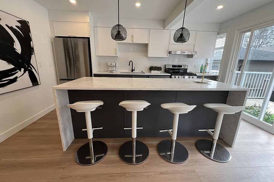 3534 W 17th Avenue Vancouver, BC - 4