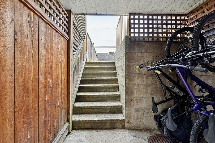 353 E 5th Street North Vancouver, BC - 36