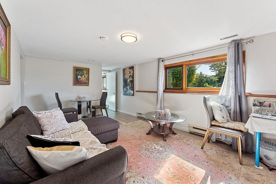 430 W Kings Road North Vancouver, BC - 17