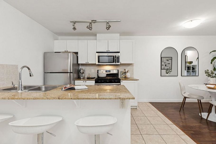 306 2636 E Hastings Street Vancouver, BC - 3