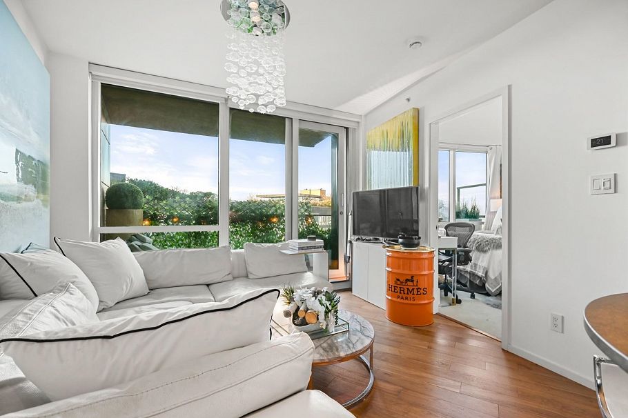 803 8555 Granville Street Vancouver, BC - 5