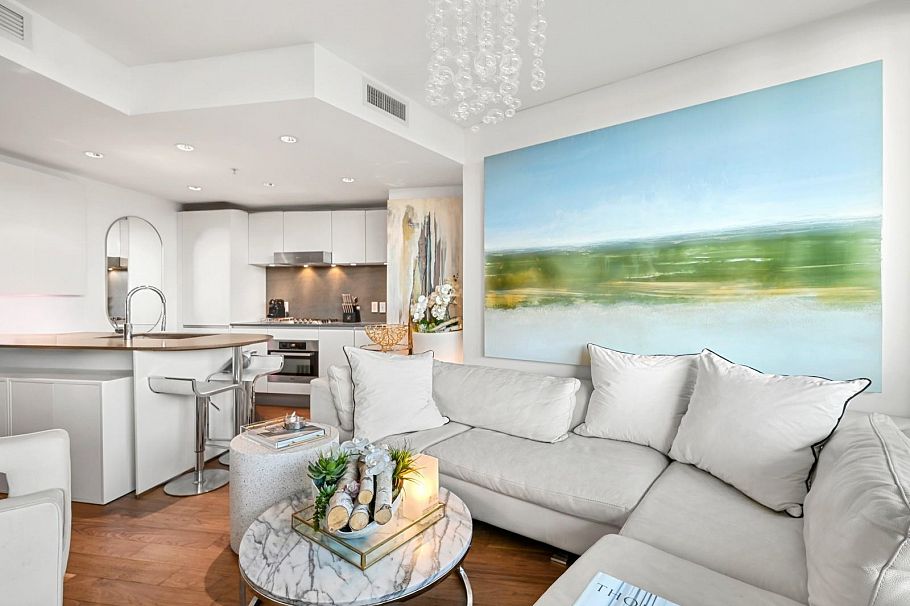 803 8555 Granville Street Vancouver, BC - 4