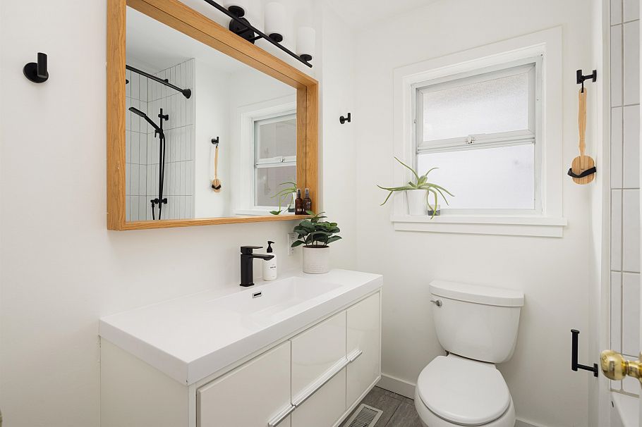 1231 Cloverley Street North Vancouver, BC - 12