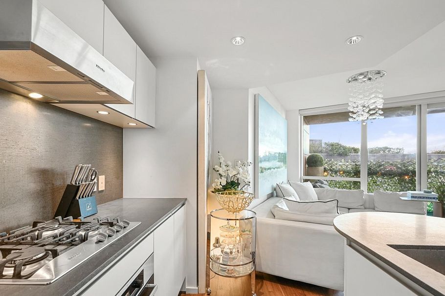 803 8555 Granville Street Vancouver, BC - 8