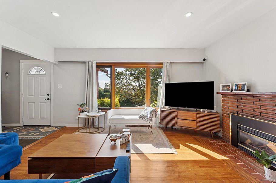 430 W Kings Road North Vancouver, BC - 3