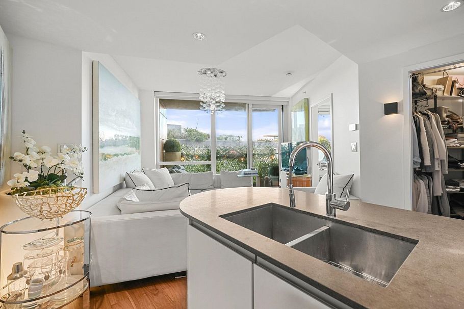 803 8555 Granville Street Vancouver, BC - 9