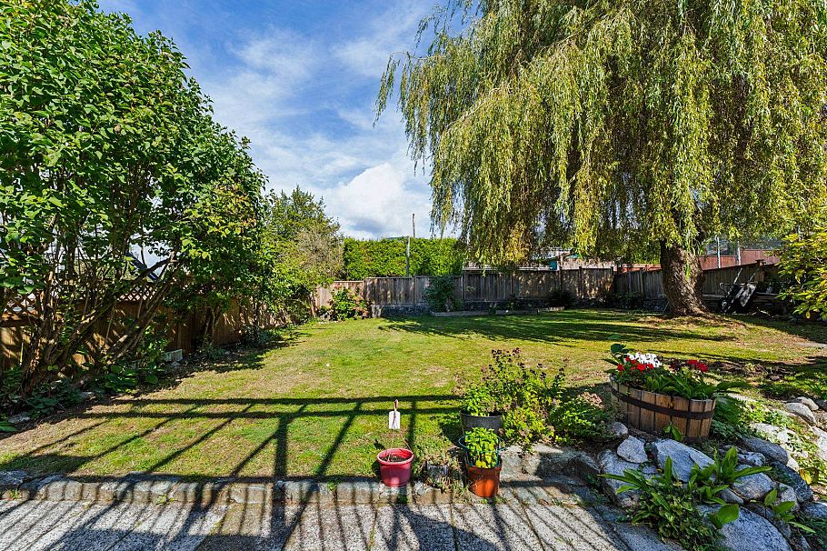 430 W Kings Road North Vancouver, BC - 27