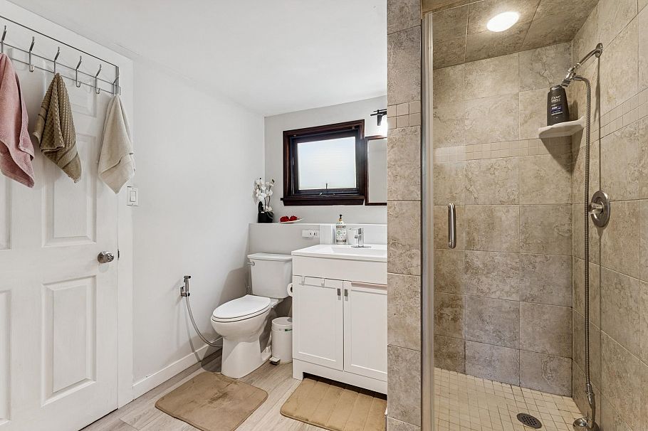 430 W Kings Road North Vancouver, BC - 23