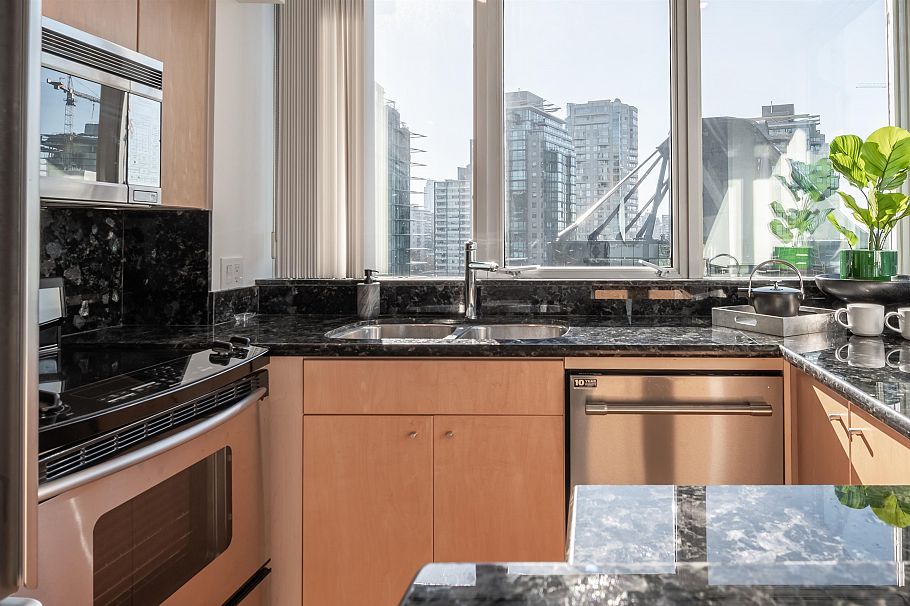 2405 588 Broughton Street Vancouver, BC - 10