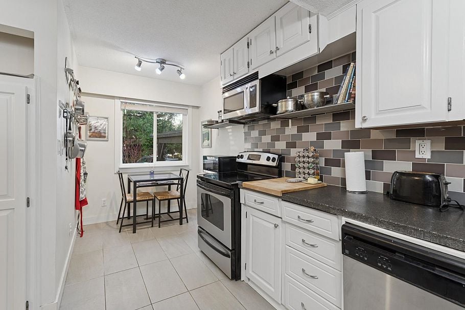 2060 Deep Cove Crescent North Vancouver, BC - 10