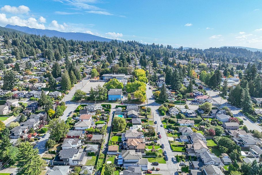 430 W Kings Road North Vancouver, BC - 34