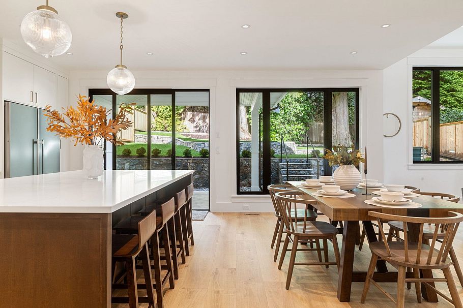 1232 Wellington Drive North Vancouver, BC - 2