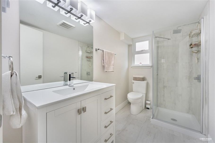 510 W 25th Street North Vancouver, BC - 30