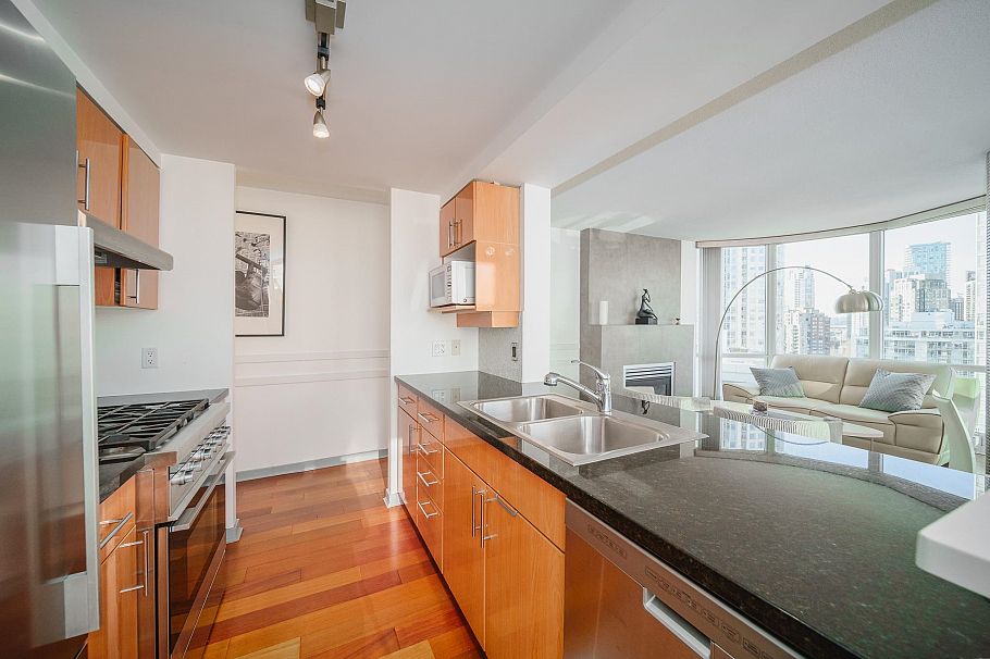 1906 1077 Marinaside Crescent Vancouver, BC - 7