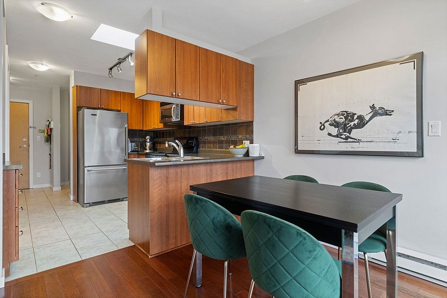 412 2891 E Hastings Street Vancouver, BC - 5