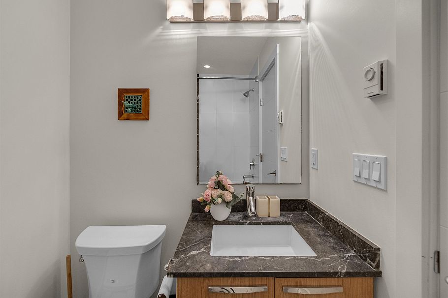 103 735 W 15th Street North Vancouver, BC - 14