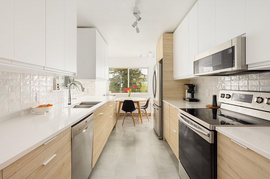 1231 Cloverley Street North Vancouver, BC - 10