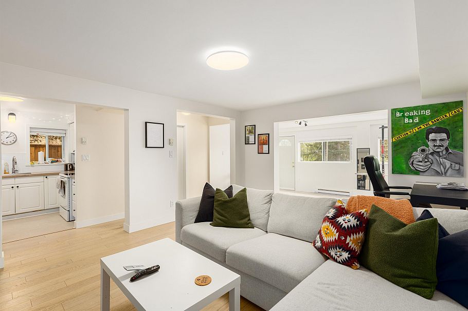 1231 Cloverley Street North Vancouver, BC - 20