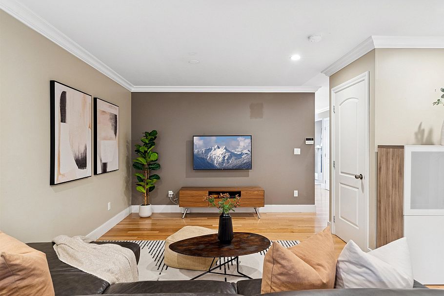 353 E 5th Street North Vancouver, BC - 5