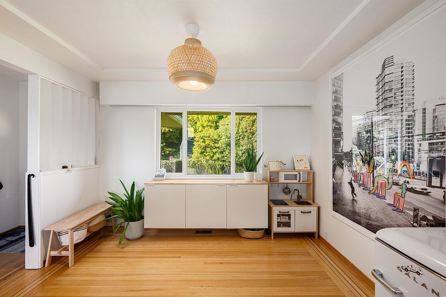 1231 Cloverley Street North Vancouver, BC - 8