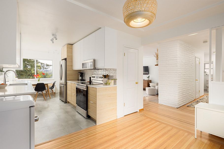 1231 Cloverley Street North Vancouver, BC - 9