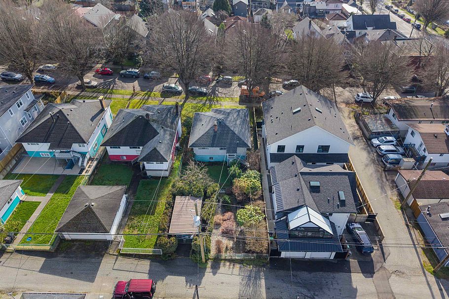 1937 E 2nd Avenue Vancouver, BC - 3