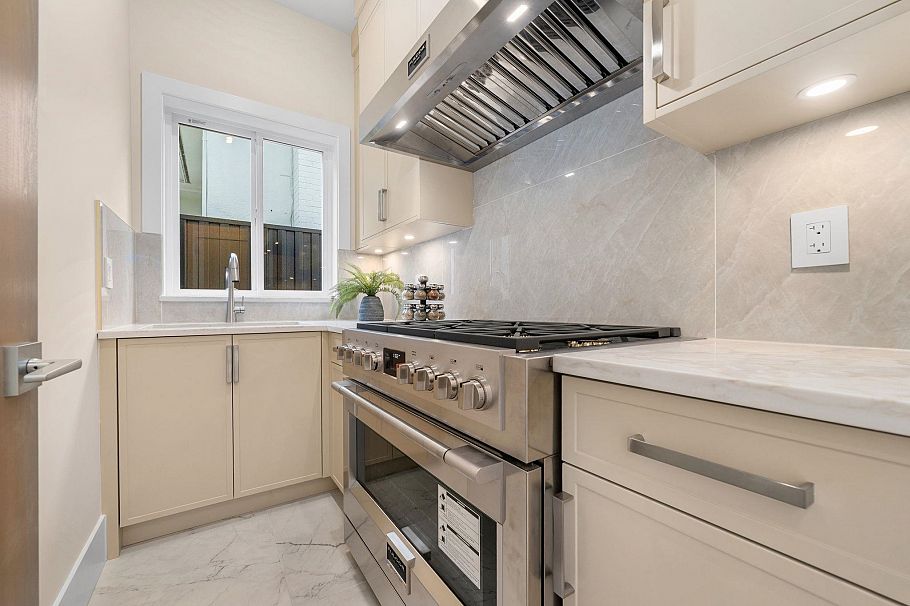 361 E 22nd Street North Vancouver, BC - 14