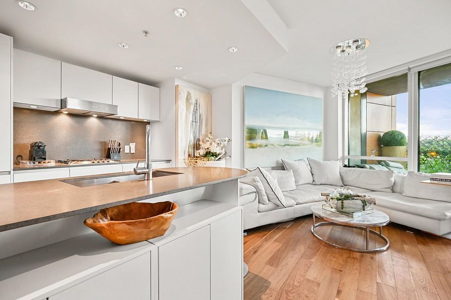 803 8555 Granville Street Vancouver, BC - 2